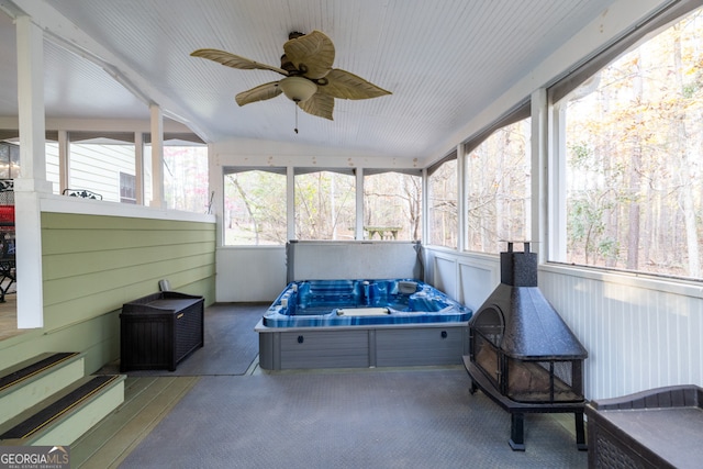 sunroom with ceiling fan