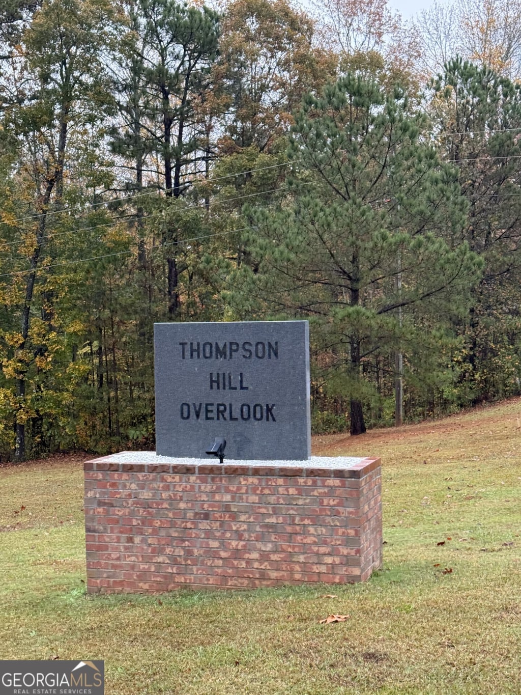 community sign with a lawn