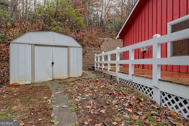 view of yard with a storage unit