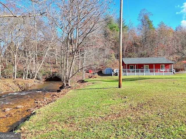 view of yard with a storage shed