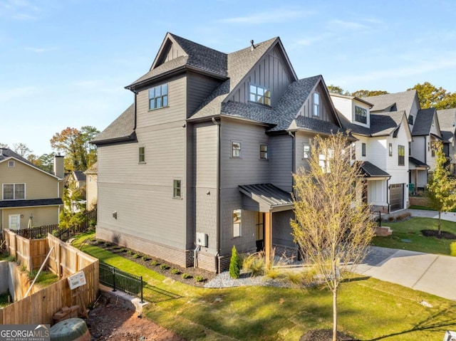 view of front of house featuring a front yard