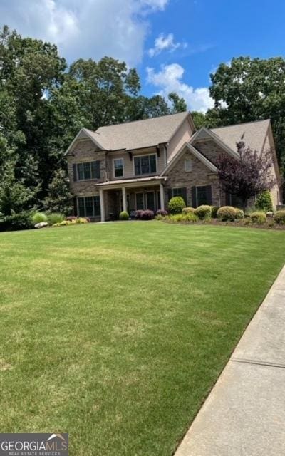 view of front of property featuring a front yard