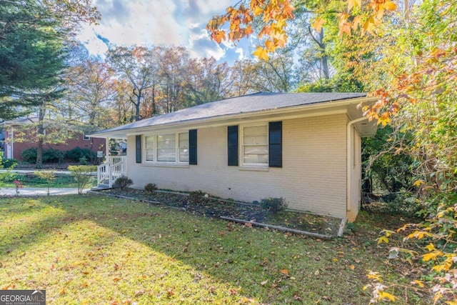 view of front of property featuring a front lawn