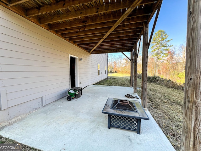 view of patio with an outdoor fire pit