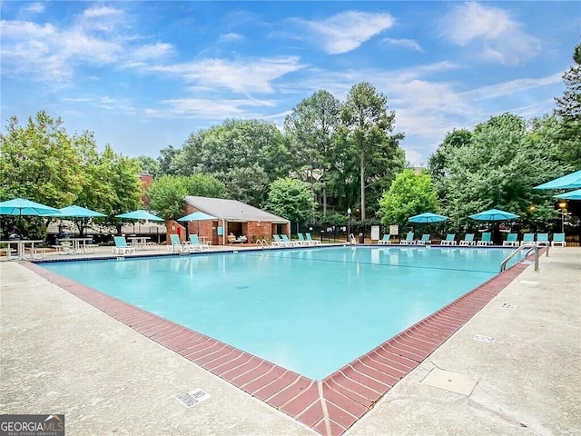 view of swimming pool