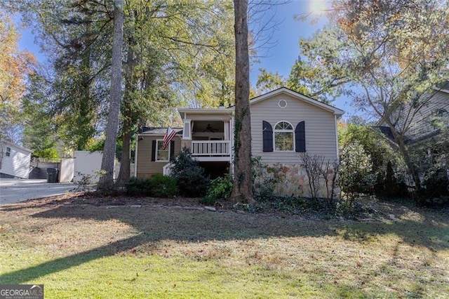 view of front of home featuring a front lawn