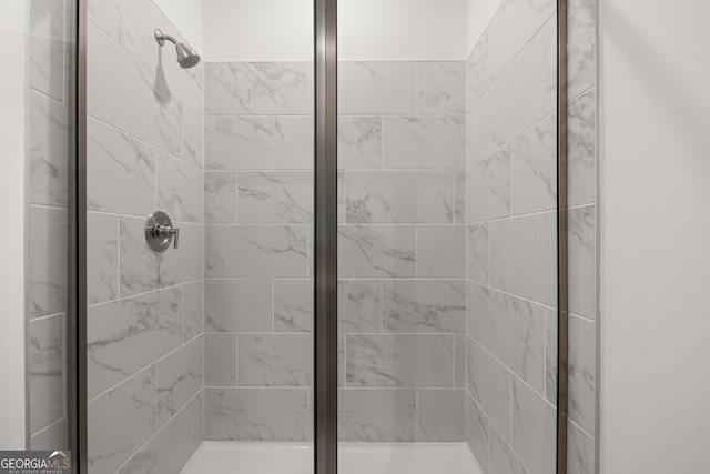 bathroom featuring a tile shower