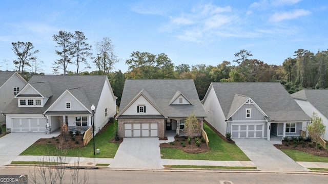 view of front of property featuring a front yard