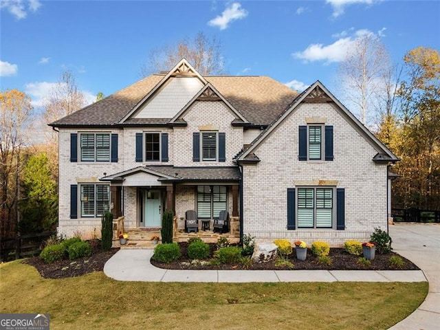 craftsman-style house featuring a front yard