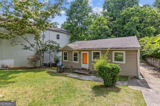 view of front of property featuring a front lawn