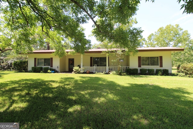 ranch-style home featuring a front lawn