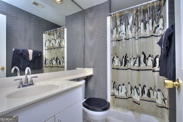 full bath with toilet, a shower with shower curtain, vanity, and visible vents