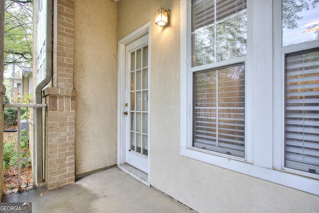 view of exterior entry featuring stucco siding