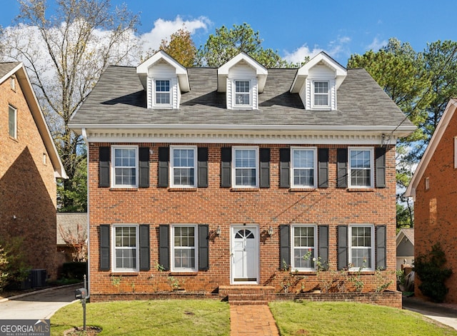 colonial home featuring a front yard