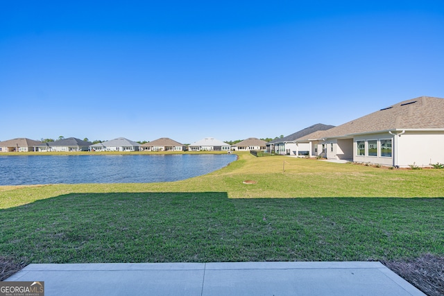 view of yard featuring a water view