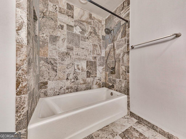 bathroom with tiled shower / bath