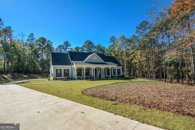 view of front of house featuring a front yard