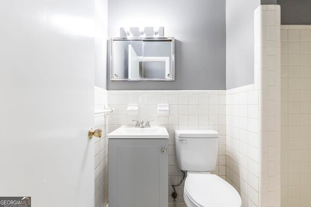 room details featuring a tile shower