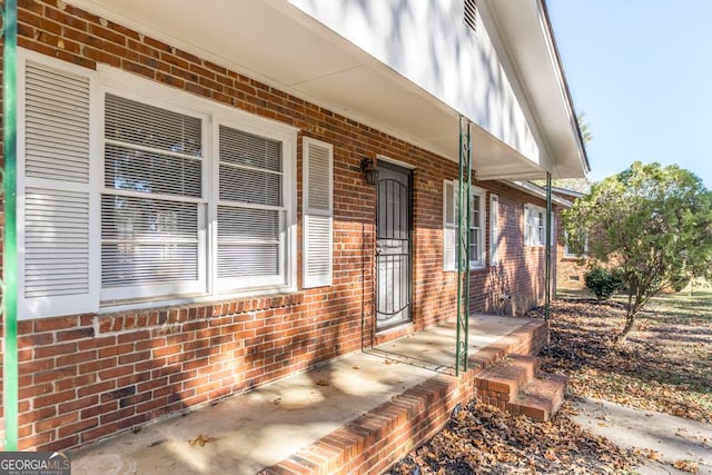 entrance to property featuring covered porch