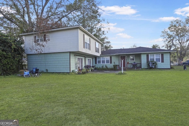 view of front of property featuring a front yard