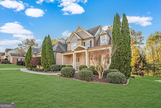 view of front of house featuring a front lawn