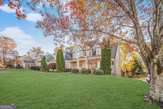 view of front facade with a front yard