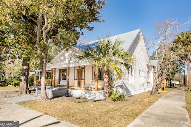 view of front of property featuring covered porch and a front lawn