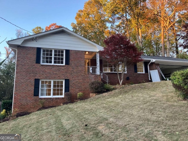 view of front of house featuring a front lawn