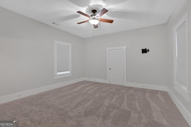 unfurnished room with carpet flooring and ceiling fan