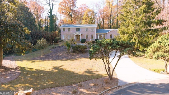 view of front facade featuring a front yard