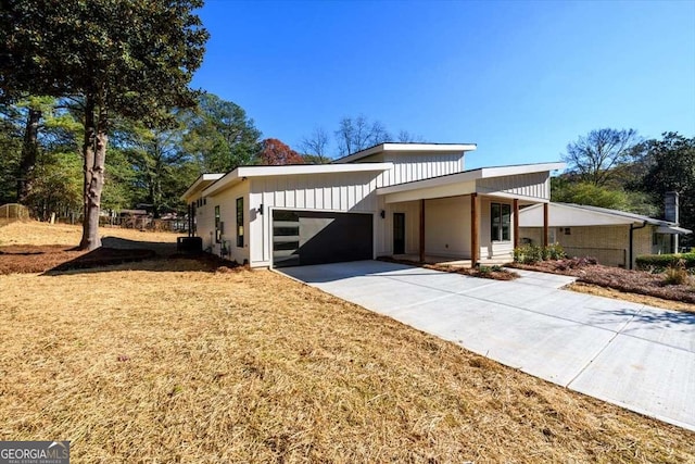 view of front of house featuring a garage and a front yard