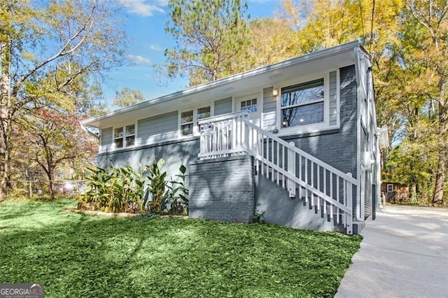 view of front of home with a front lawn