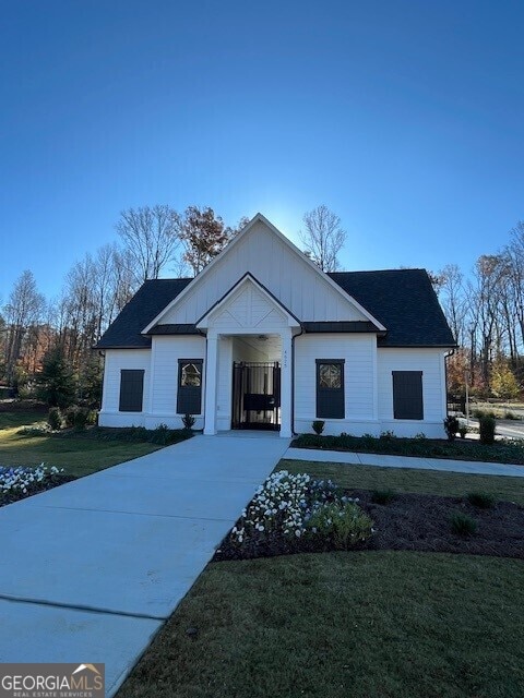 modern inspired farmhouse featuring a front yard