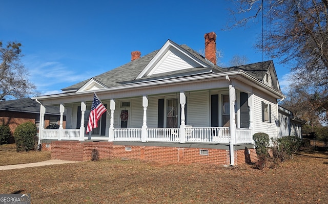 farmhouse featuring covered porch