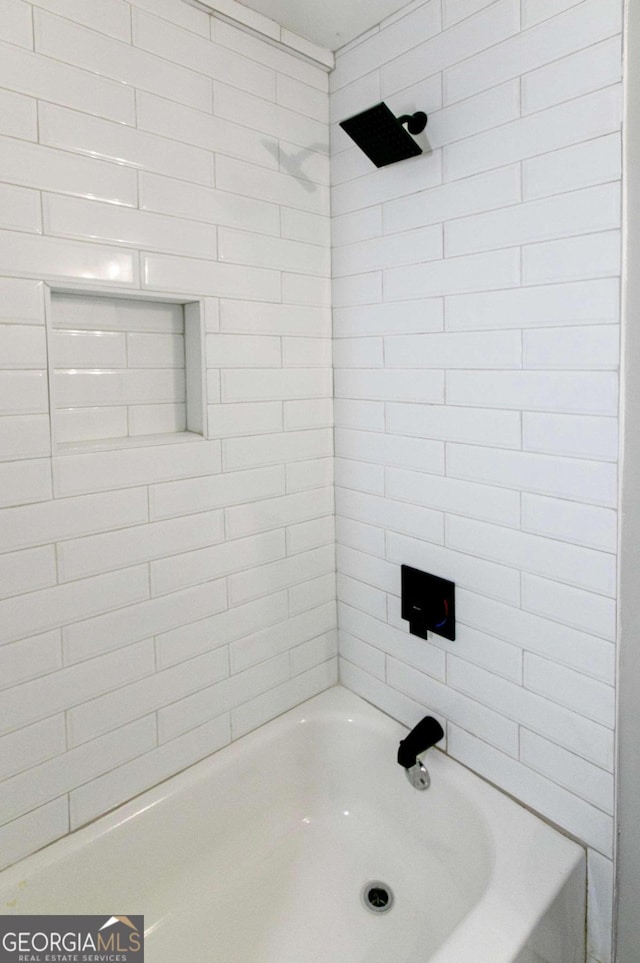 bathroom with tiled shower / bath