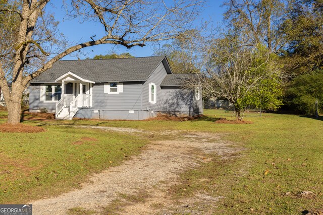 view of front of property featuring a front yard