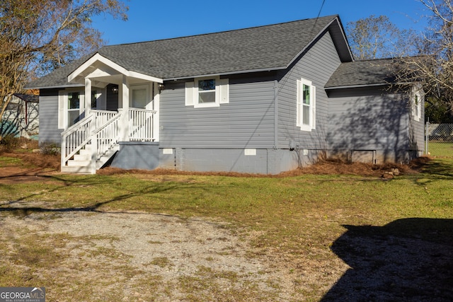 view of front of property featuring a front yard