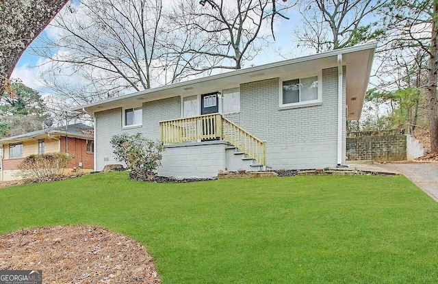 ranch-style house featuring a front lawn