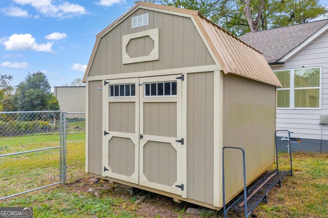 view of outdoor structure featuring a yard