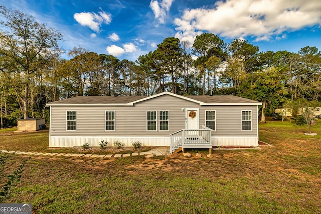 manufactured / mobile home featuring a front lawn