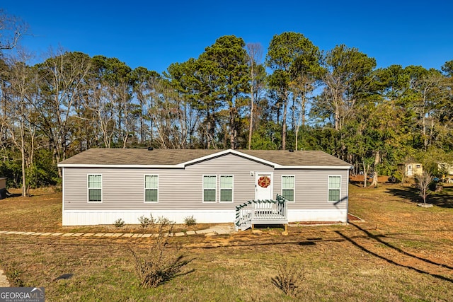 manufactured / mobile home featuring a front lawn