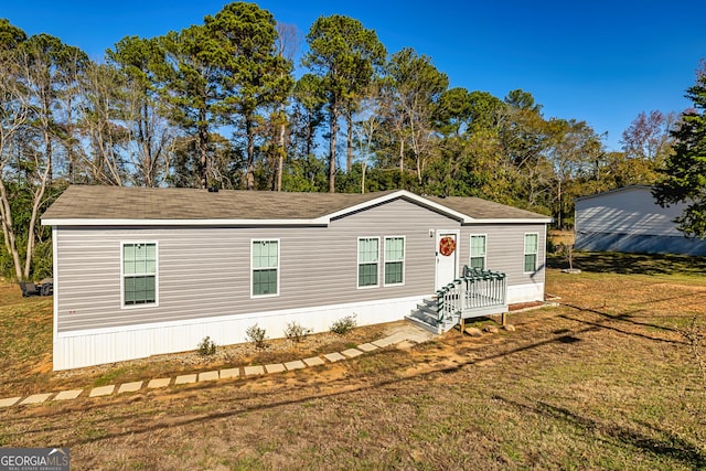 manufactured / mobile home featuring a front yard