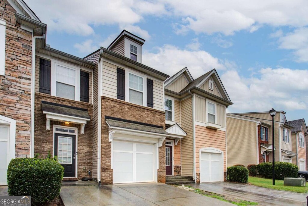 townhome / multi-family property featuring a garage