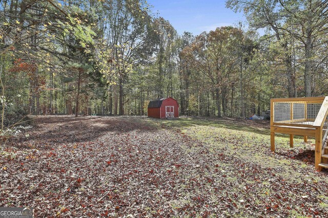 view of yard featuring a shed