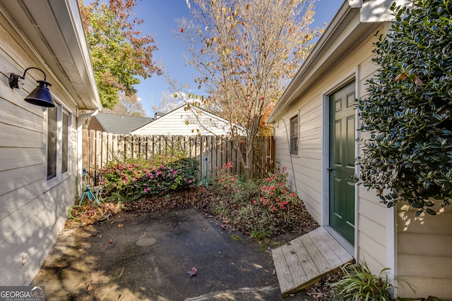 view of yard featuring a patio area