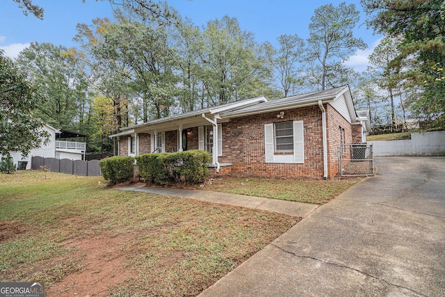 single story home with a front lawn