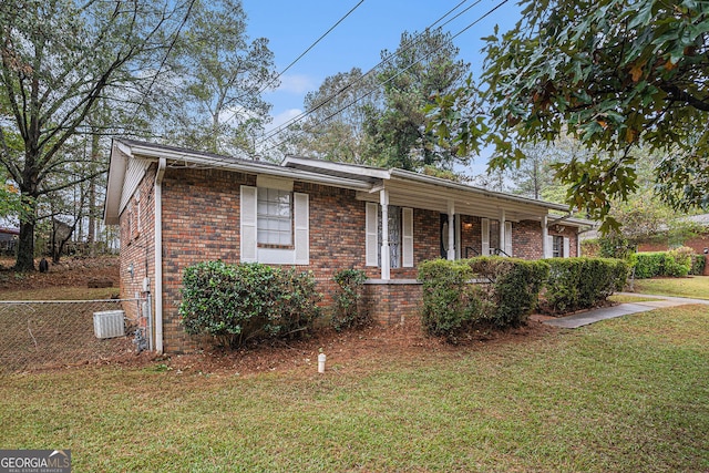 view of front of property featuring a front lawn