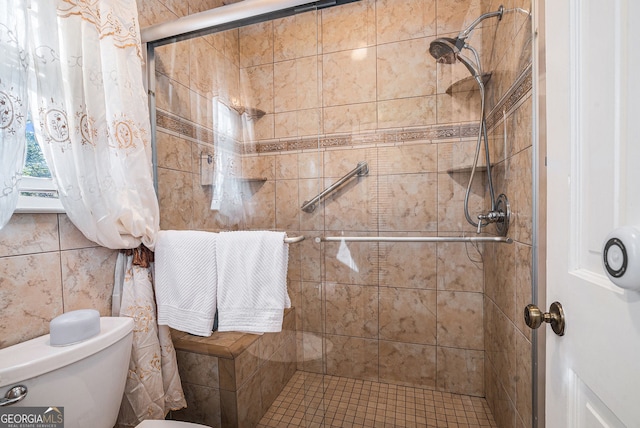 bathroom with tiled shower, toilet, and tile walls