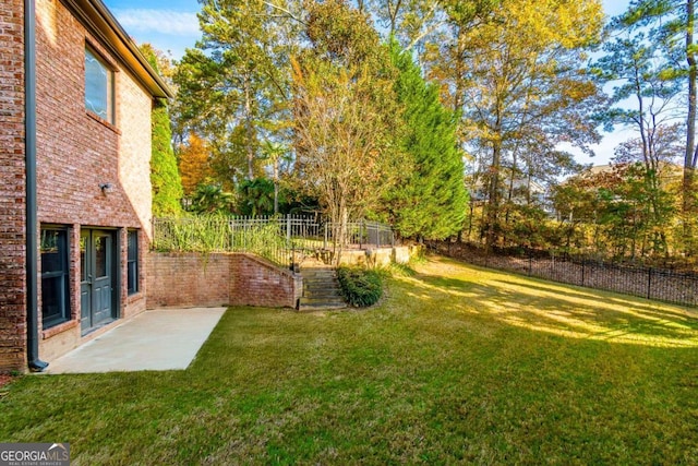 view of yard featuring a patio