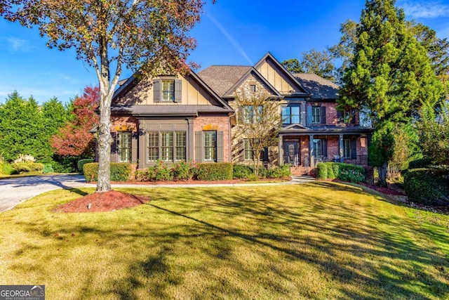 craftsman-style house featuring a front lawn